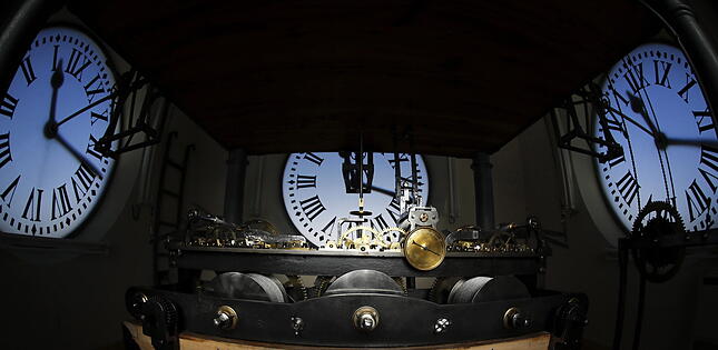 ARCHIV - 29.12.2016, Spanien, Madrid: Blick auf das Uhrwerk der Turmuhr auf dem Platz Puerta del Sol. (zu dpa "Silvesterbr&auml;uche weltweit - ein &Uuml;berblick" vom 30.12.2018) Foto: Juan Carlos Hidalgo/EFE/dpa +++ dpa-Bildfunk +++