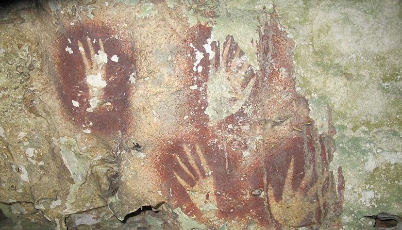 Warum die Finger verschiedener Höhlenkunst nachträglich verschmälert wurden, ist unklar. Warum die Finger verschiedener Höhlenkunst nachträglich verschmälert wurden, ist unklar.