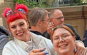 Muriel (links) hat einen "Kasimirle" im Glas und eine Freundin im Arm.