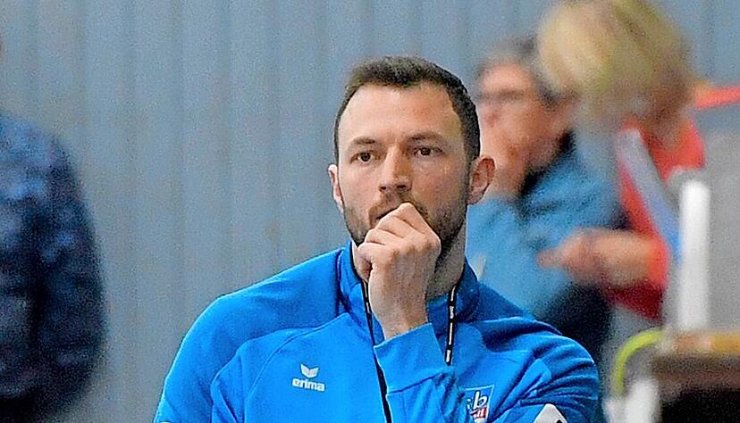 TSB-Trainer Oliver Heß mit nachdenklicher Miene: Es lief fürs Horkheimer Team in der Partie beim VfL Pfullingen gar nicht wie erhofft.
Foto: Archiv/Berger TSB-Trainer Oliver Heß mit nachdenklicher Miene: Es lief fürs Horkheimer Team in der Partie beim VfL Pfullingen gar nicht wie erhofft.
Foto: Archiv/Berger