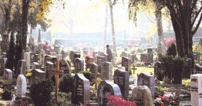 In herbstlichem Sonnenschein präsentierte sich gestern Mittag der Friedhof von Künzelsau, auf dem Angehörige ihrer Toten gedachten.Foto: Heiko Fritze In herbstlichem Sonnenschein präsentierte sich gestern Mittag der Friedhof von Künzelsau, auf dem Angehörige ihrer Toten gedachten.Foto: Heiko Fritze