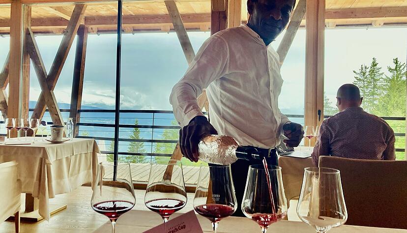 Der 21. Vernatsch Cup fand dieser Tage im Fünf-Sterne-Hotel Vigilius Mountain Resort bei Meran in Südtirol statt. Am Rande kamen auch acht Trollinger aus Württemberg auf den Tisch. Der 21. Vernatsch Cup fand dieser Tage im Fünf-Sterne-Hotel Vigilius Mountain Resort bei Meran in Südtirol statt. Am Rande kamen auch acht Trollinger aus Württemberg auf den Tisch.
