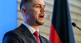 Hannes Gnauck ist AfD-Bundestagsabgeordneter und Vorsitzender der Jungen Alternative Deutschland. Vom Milit&auml;rischen Abschirmdienst (MAD) wird er als Extremist eingestuft.