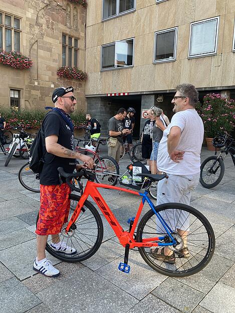 Farbenfroh, geländegängig, mit Anhänger: Bei der Critical Mass treffen verschiedenste Räder aufeinander.