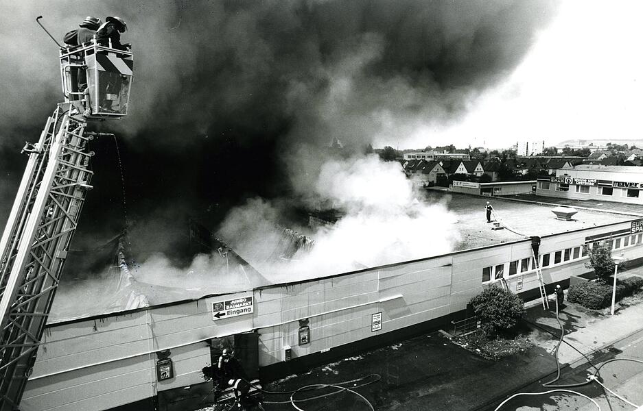 19.06.1985: 130 Feuerwehrleute kämpfen mehrere Stunden gegen die Flammen an.