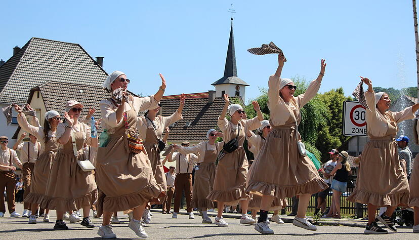 Die Mitglieder des Faschingsvereins Bieringer Breggl versprühen pure Lebensfreude und sind auch von der Mittagshitze nicht auszubremsen. Die Mitglieder des Faschingsvereins Bieringer Breggl versprühen pure Lebensfreude und sind auch von der Mittagshitze nicht auszubremsen.