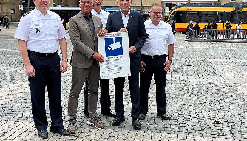 Frank Spitzmüller (v.l.), Thomas Strobl, Markus Geistler, Harry Mergel und Polizei-Pressesprecher Frank Belz. Frank Spitzmüller (v.l.), Thomas Strobl, Markus Geistler, Harry Mergel und Polizei-Pressesprecher Frank Belz.