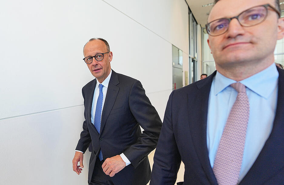 Friedrich Merz (CDU, links) mit Parteikollege Jens Spahn (CDU). Wann ein zweiter Wahlgang zum Bundeskanzler stattfindet, war zunächst unklar.