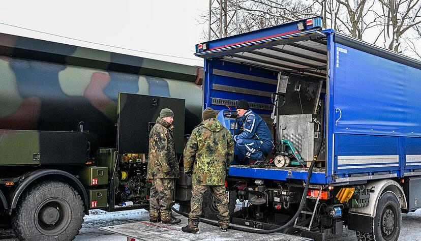 Die Bundeswehr unterst&uuml;tzt das Technische Hilfswerk bei der Betankung mit Diesel, der f&uuml;r Notstromaggregate ben&ouml;tigt wird.