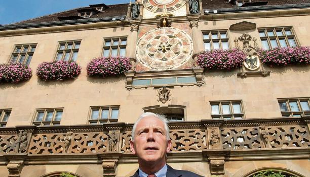 Die Aussicht auf einen unfairen Wahlkampf kann Harry Mergel nicht gefallen. Der Sozialb&uuml;rgermeister hat als Erster seine Kandidatur bekanntgegeben.Foto: Sawatzki