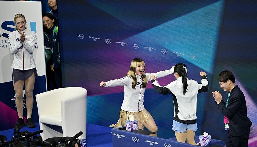 R&uuml;hrender Moment: Olympiasiegerin Alysa Liu (l) und Bronzemedaillengewinnerin Ami Nakai (r) aus Japan freuten sich f&uuml;r- und miteinander.