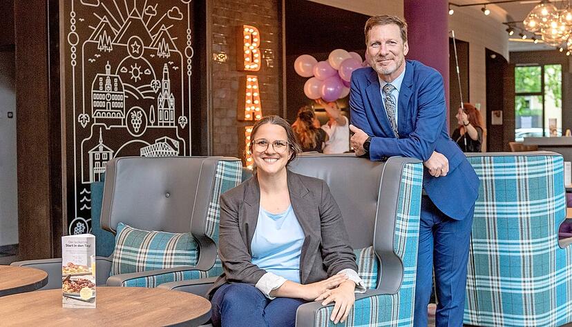 Entspannt in der großzügigen Bar, die im englischen Stil mit regionalen Elementen gehalten ist: Premier Inn Cluster-Hotel-Managerin Miriam Saalmann und der Heilbronner Hotelleiter Michael Aritsch.