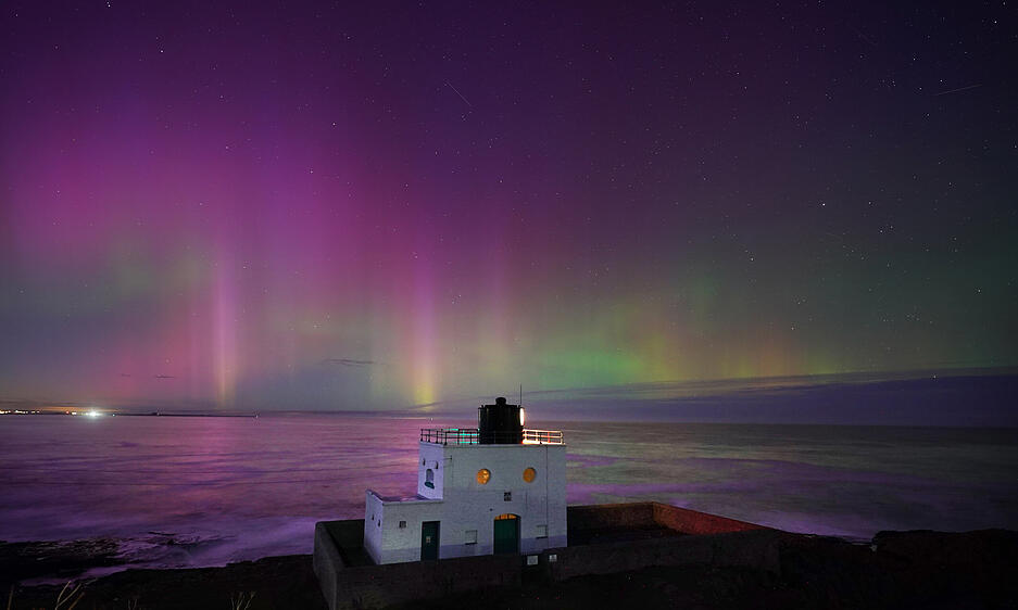 Polarlicht an der Nordostküste Englands. Das Phänomen war Anfang November 2023 im gesamten Vereinigten Königreich zu sehen.