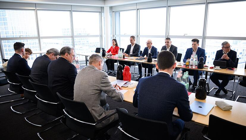 Die Tarifverhandlungen zwischen Bahn und GDL verliefen bisher weitgehend geräuschlos. (Archivbild) Die Tarifverhandlungen zwischen Bahn und GDL verliefen bisher weitgehend geräuschlos. (Archivbild)