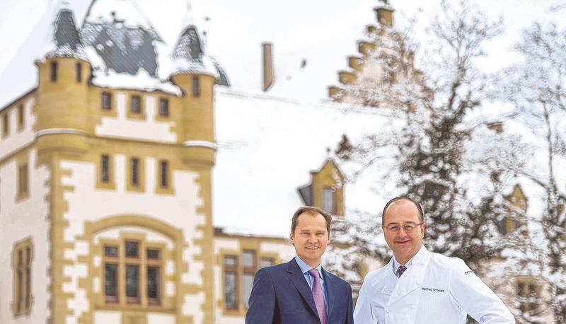 Manfred Schwarz (rechts) und Baron Götz von Berlichingen präsentieren sich als Team. Der Sternekoch hat große Pläne für Jagsthausen. Und auch der Burgherr ist bereit, sich künftig verstärkt auch persönlich einzubringen.
Fotos: Mario Berger