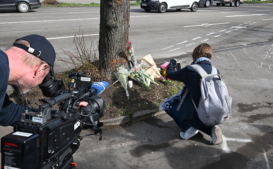 Medienvertreter filmen an einer Unfallstelle nach einem mutmaßlichen Autorennen mit zwei Toten.