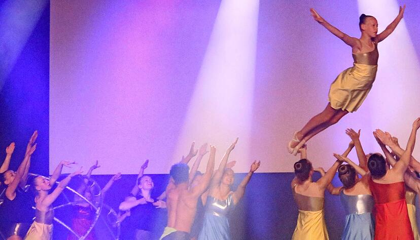 Abgehoben: Die Showgruppe Avanti des TSV H&uuml;ttlingen bildet den akrobatischen H&ouml;hepunkt der Turni-Gala im Carmen-W&uuml;rth-Forum. Wie sie das Thema Vielfalt in Szene setzt, ist atemberaubend.