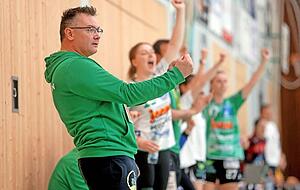 "Relegationsspiele spielst du nicht, die musst du leben", sagte Patrice Payer. Der Fleiner Trainer ging 60 Minuten lang mit gutem Beispiel voran. "Relegationsspiele spielst du nicht, die musst du leben", sagte Patrice Payer. Der Fleiner Trainer ging 60 Minuten lang mit gutem Beispiel voran.