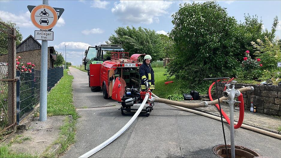 Mit langen Schläuchen holt die Feuerwehr Wasser an den Einsatzort.