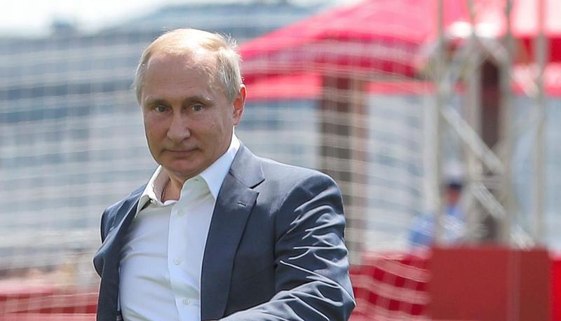 Russlands Präsident Wladimir Putin kickt auf dem Roten Platz. Russlands Präsident Wladimir Putin kickt auf dem Roten Platz.