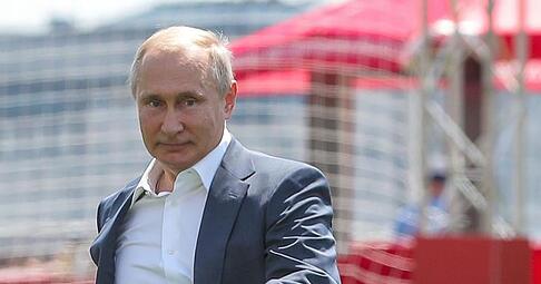 Russlands Präsident Wladimir Putin kickt auf dem Roten Platz.