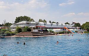 Angrenzend an das bestehende Freibad entsteht zurzeit das neue Hallenbad für rund neun Millionen Euro. Das alte Hallenbad soll zur Schulmensa umgebaut werden.
