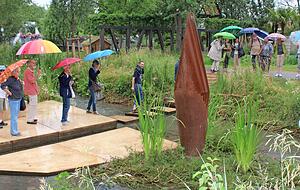 Die Skulptur "Tetranail" von R&uuml;diger Seidt ziert die Wassernase. Am Zusammenfluss von Elsenz und Hilsbach kann w&auml;hrend der Gartenschau auch geheiratet werden.