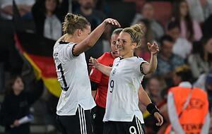 Alexandra Popp (l) bejubelt ihr Tor zum 2:1 mit Svenja Huth.