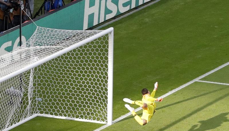 Hugo Lloris kann den Schuss von Angel di Maria nicht abwehren.