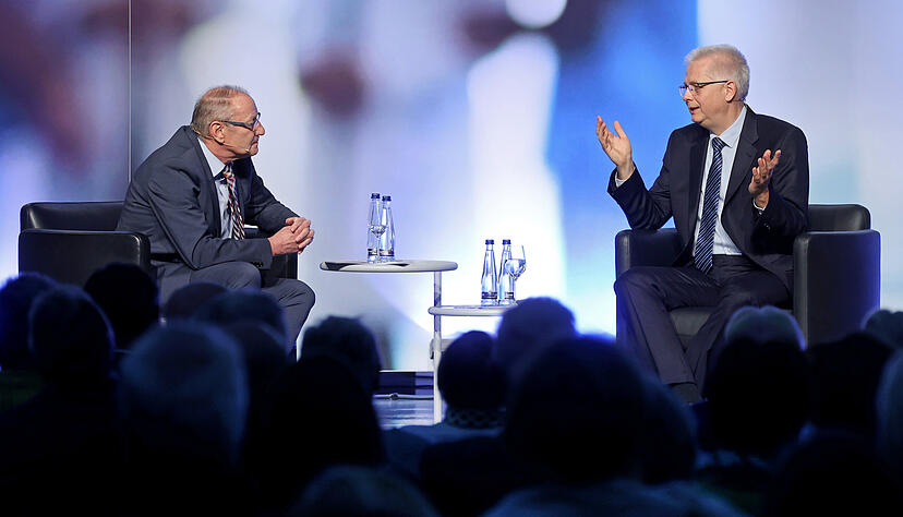 Harald Löffler ist auch Entertainer, wie sich im Gespräch mit Stimme-Redakteur Thomas Zimmermann (links) zeigte. In erster Linie hatte Löffler aber Tipps, etwa für den Umgang mit Sonneneinstrahlung, zu bieten. Harald Löffler ist auch Entertainer, wie sich im Gespräch mit Stimme-Redakteur Thomas Zimmermann (links) zeigte. In erster Linie hatte Löffler aber Tipps, etwa für den Umgang mit Sonneneinstrahlung, zu bieten.