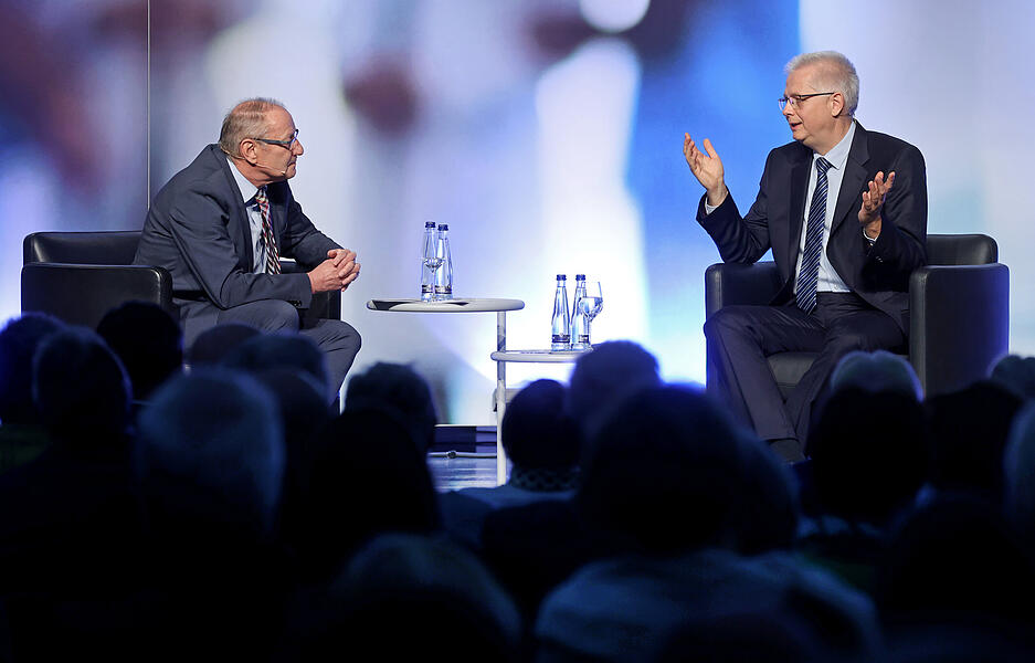 Harald Löffler ist auch Entertainer, wie sich im Gespräch mit Stimme-Redakteur Thomas Zimmermann (links) zeigte. In erster Linie hatte Löffler aber Tipps, etwa für den Umgang mit Sonneneinstrahlung, zu bieten. Harald Löffler ist auch Entertainer, wie sich im Gespräch mit Stimme-Redakteur Thomas Zimmermann (links) zeigte. In erster Linie hatte Löffler aber Tipps, etwa für den Umgang mit Sonneneinstrahlung, zu bieten.