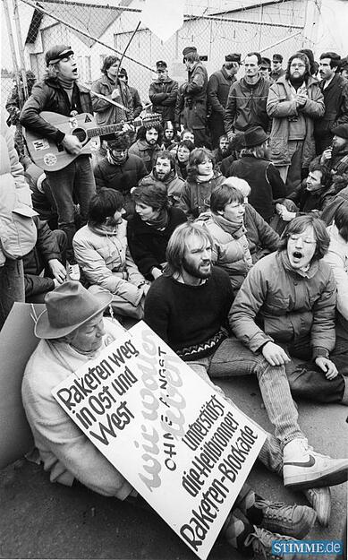 Musikalisch begleitet werden die Rüstungsgegner, die im März 1985 das Tor zum Raketenstützpunkt Waldheide blockieren.