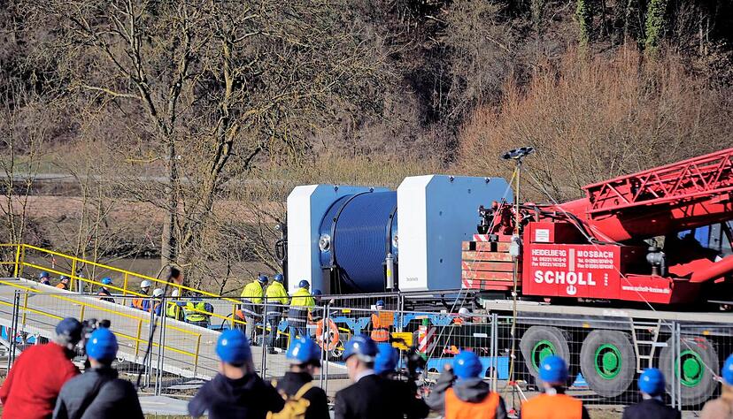 Vorsichtig bugsiert ein Lastwagen Auflieger samt Castor in den Bauch des Schiffes. Es kann insgesamt drei Behälter aufnehmen.