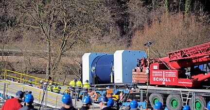 Vorsichtig bugsiert ein Lastwagen Auflieger samt Castor in den Bauch des Schiffes. Es kann insgesamt drei Behälter aufnehmen. Vorsichtig bugsiert ein Lastwagen Auflieger samt Castor in den Bauch des Schiffes. Es kann insgesamt drei Behälter aufnehmen.