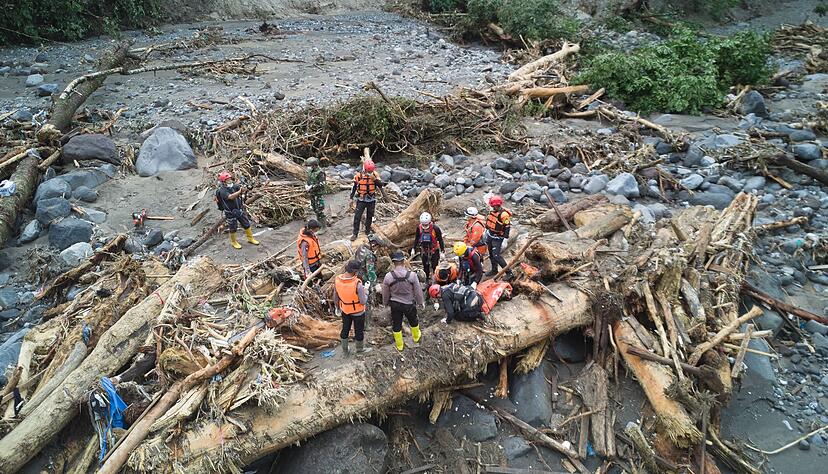 Erdrutsche und Sturzfluten haben schwere Schäden angerichtet.
