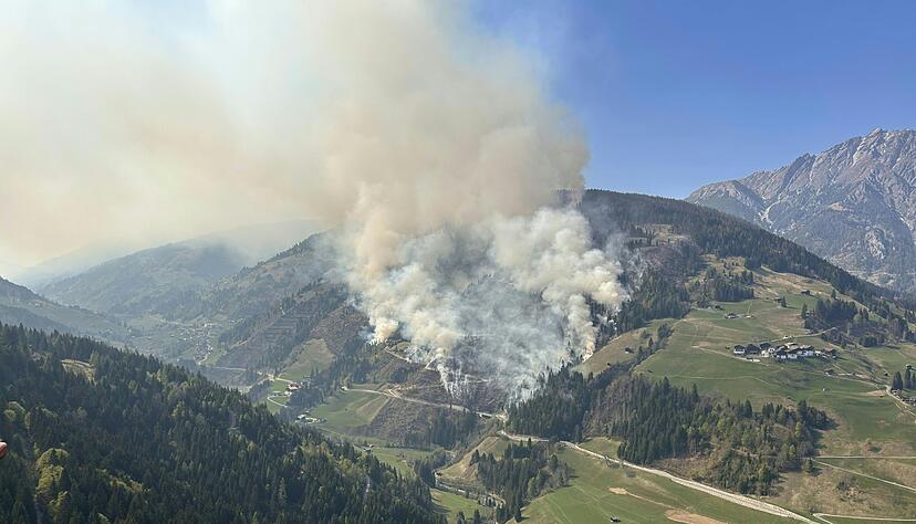 Ein Waldbrand im Lesachtal in &Ouml;sterreich hat sich ausgebreitet.