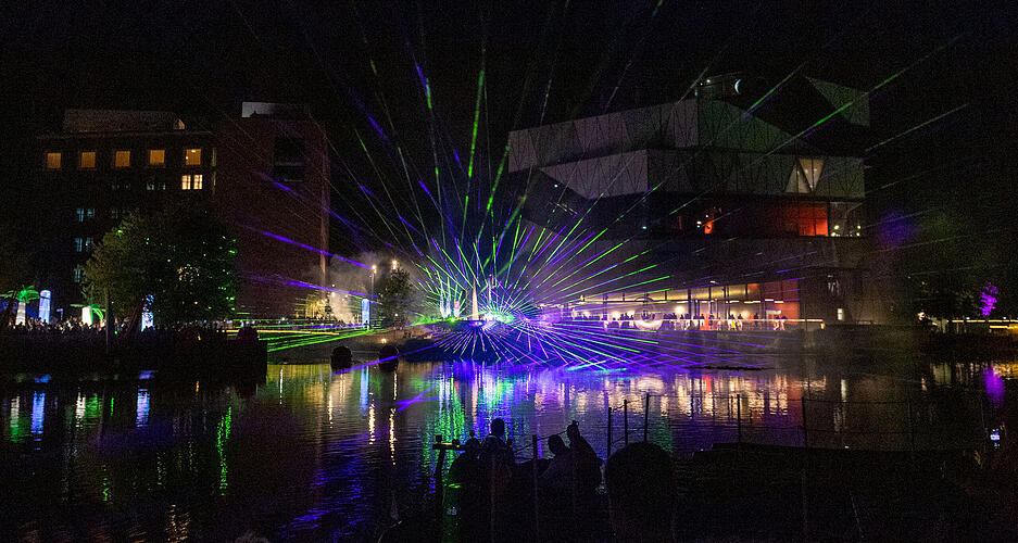 Beim Heilbronner Lichterfest werden vom 19. bis 21. Juni rund um den Neckar 100.000 Besucher erwartet. Der Auftakt am Donnerstag lockte Besucher mit Livemusik und Lichterglanz. Beim Heilbronner Lichterfest werden vom 19. bis 21. Juni rund um den Neckar 100.000 Besucher erwartet. Der Auftakt am Donnerstag lockte Besucher mit Livemusik und Lichterglanz.