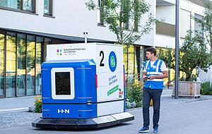 Noch muss die Paketbox beaufsichtigt werden, sobald sie sich in Bewegung setzt. Das soll sich in absehbarer Zeit ändern.
Foto: Mario Berger Noch muss die Paketbox beaufsichtigt werden, sobald sie sich in Bewegung setzt. Das soll sich in absehbarer Zeit ändern.
Foto: Mario Berger