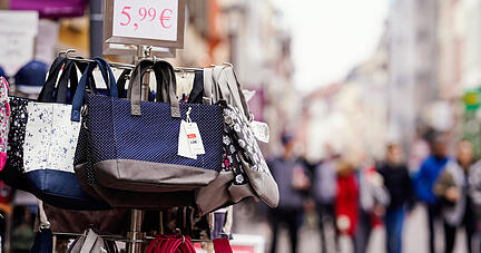 Handtaschen hängen an Ständern vor einem geöffneten Geschäft in der Hauptstraße, der wichtigsten Einkaufsstraße der Stadt. Heidelberg kann als erste Stadt im Südwesten die Bundesnotbremse lockern. In fast allen Land- und Stadtkreisen Baden-Württemberg gelten derzeit noch die verschärften Regelungen des Bundes. +++ dpa-Bildfunk +++