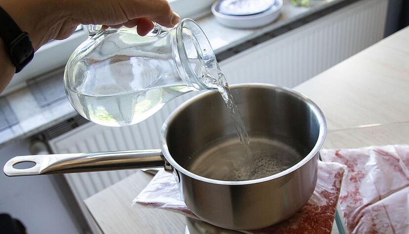 Schritt 2: Warmes Wasser in den oberen Topf gie&szlig;en.