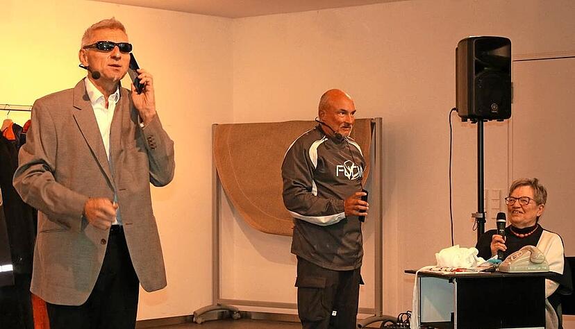 Theaterstück "Tatort Telefon": Die Schauspieler Paul Mejzlik (links) und Werner Mast mit Besucherin Anneliese Scholz aus Künzelsau.
Foto: Daniel Hagmann Theaterstück "Tatort Telefon": Die Schauspieler Paul Mejzlik (links) und Werner Mast mit Besucherin Anneliese Scholz aus Künzelsau.
Foto: Daniel Hagmann