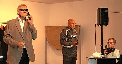 Theaterstück "Tatort Telefon": Die Schauspieler Paul Mejzlik (links) und Werner Mast mit Besucherin Anneliese Scholz aus Künzelsau.
Foto: Daniel Hagmann