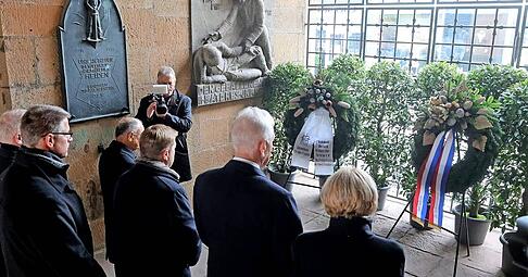 Oberb&uuml;rgermeister Harry Mergel  (2.v.r.), Vertreter der Stadt und Hauptredner Konrad Pflug (vordere Reihe links) am Hafenmarktturm Kr&auml;nze nieder.