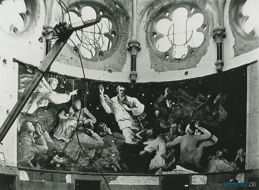 1939 malt der vor den Nazis in die Schweiz emigrierte Künstler Heinrich Altherr eine Szene des Jüngsten Gerichts an den Ostchor der Friedenskirche. Viele deuten das 4 Meter hohe und 12 Meter breite Fresco als Mahnung für die nachfolgende nationalsozialistische Katastrophe.  Die städtischen Museen Heilbronn besitzen seit 1991(?) ein Bozzetto.