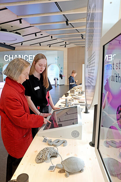 Besucher entdecken neuen KI-Pavillon der Experimenta Heilbronn