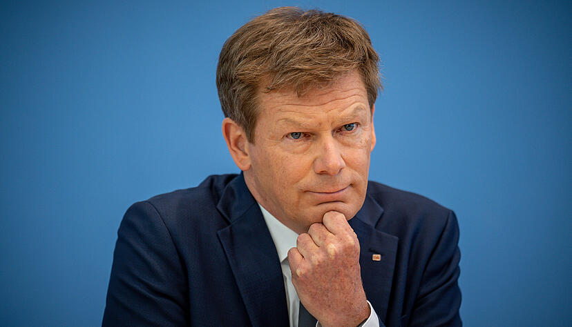 Richard Lutz, Vorstandsvorsitzender der Deutschen Bahn, nimmt an einer Pressekonferenz zur Zukunft der Deutschen Bahn und der Schiene teil. (Archivbild) Richard Lutz, Vorstandsvorsitzender der Deutschen Bahn, nimmt an einer Pressekonferenz zur Zukunft der Deutschen Bahn und der Schiene teil. (Archivbild)