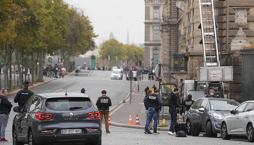 Polizeibeamte sichern das Louvre-Gelände in Paris, nachdem unbekannte Täter acht wertvolle Kronjuwelen gestohlen haben. Polizeibeamte sichern das Louvre-Gelände in Paris, nachdem unbekannte Täter acht wertvolle Kronjuwelen gestohlen haben.