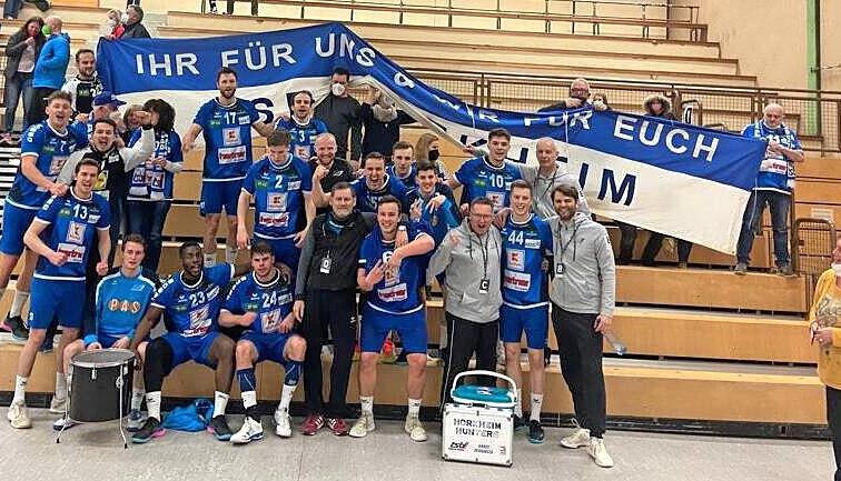 Die mitgereisten Fans versammelten sich nach dem Spiel mit den Trainern und der Mannschaft zum offiziellen Klassenerhalts-Foto.
Foto: privat Die mitgereisten Fans versammelten sich nach dem Spiel mit den Trainern und der Mannschaft zum offiziellen Klassenerhalts-Foto.
Foto: privat