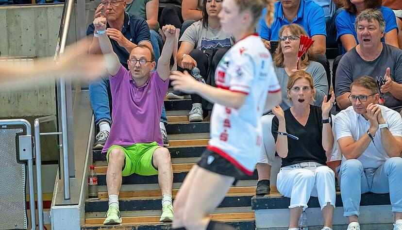 Gernot Drossel (vorne links) fieberte am letzten Spieltag gegen den HSV Solingen-Gräfrath bereits eifrig mit den Neckarsulmer Bundesliga-Handballerinnen mit. Gernot Drossel (vorne links) fieberte am letzten Spieltag gegen den HSV Solingen-Gräfrath bereits eifrig mit den Neckarsulmer Bundesliga-Handballerinnen mit.