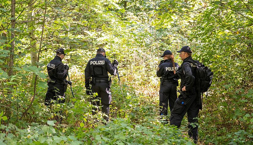 Polizisten durchsuchen ein Waldstück in der Umgebung von Ingolstadt. In der Nähe war die ermordete Frau aus Eppingen in einem Pkw entdeckt worden.